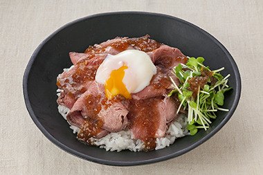 ドレッシングで！和風たまねぎのローストビーフ丼