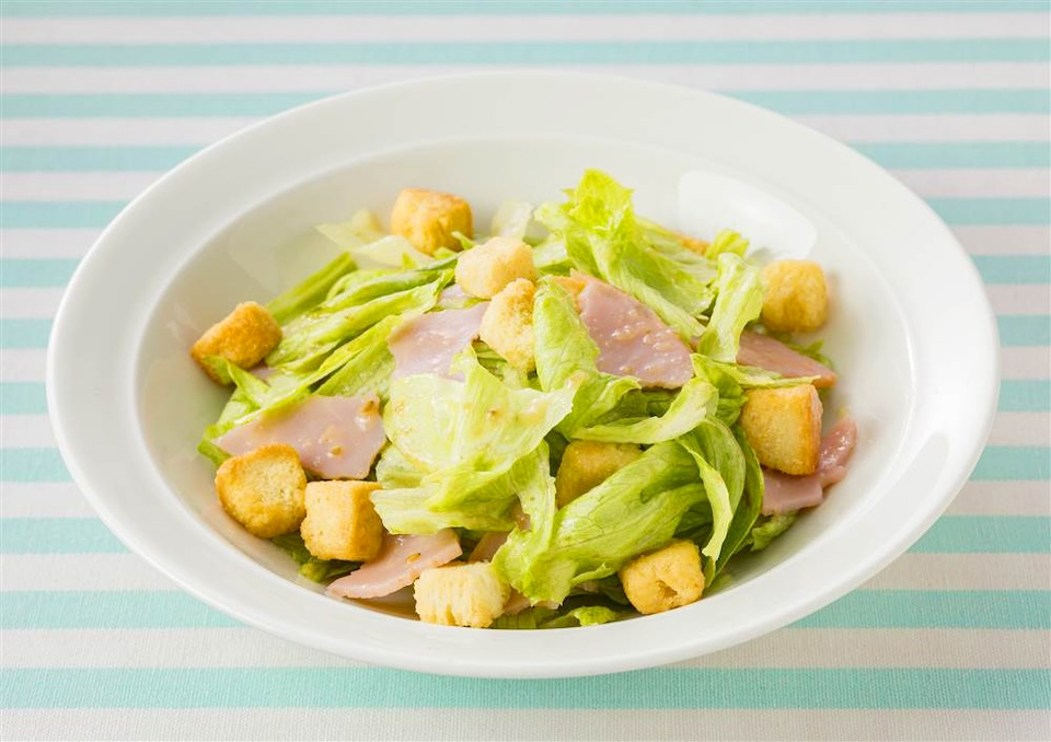 レタスとハムとクルトンのサラダ