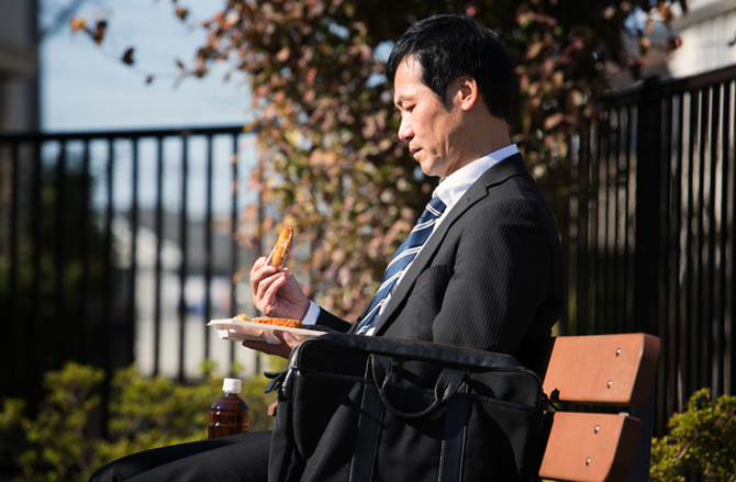 単身顧客の目をどうスーパーへ向ける？惣菜コーナーの本当の競合とは