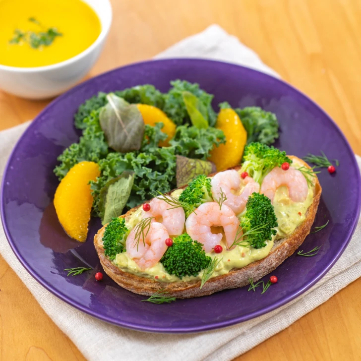 えびとアボカドフィリングのタルティーヌ