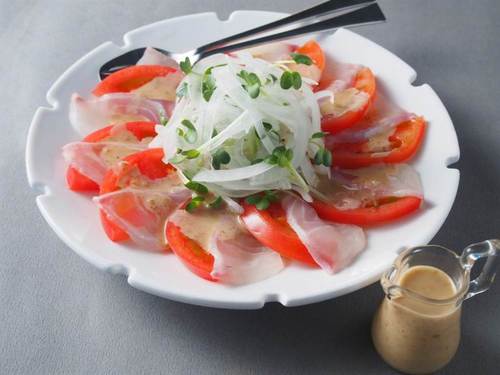 トマトと鯛のカルパッチョ　焙煎胡麻仕立て